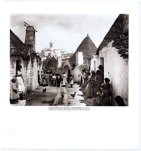 Alberobello caratteristica - -,