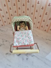 Vecchia casa delle bambole-case delle bambole passeggino con bambola, giocattolo DDR, Ostalgie