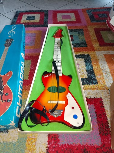 Vecchia chitarra giocattolo - chitarra,