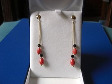 Orecchini pendenti con pallini di corallo e onice in oro 18 kt