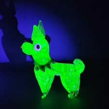 Cane in vetro all'uranio