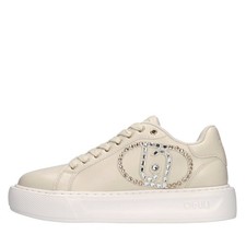 Kylie spreading sneakers - kylie, 32