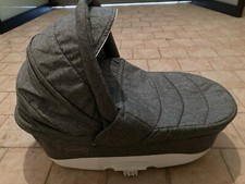 trio passeggino usato marca momon  dotato di navicella, ovetto e passeggino