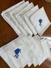 n. 10 TOVAGLIOLI IN PURO LINO BIANCO, RICAMATI A MANO IN COLORE BLU CHINA