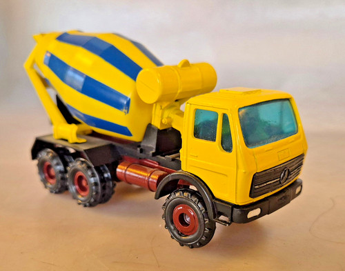 Conrad nzg mercedes camion - nzg?,