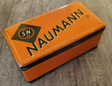 VECCHIA SCATOLA IN LATTA NAUMANN ACCESSORI MACCHINE CUCIRE Dim 14,5x 7,6 x 5,8cm