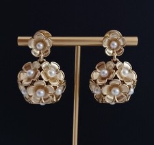 Oscar de la Renta- Boucles d'oreilles  "Fleurs d'hortensia" or avec des perles.