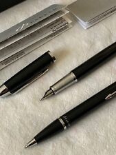 penne parker , a sfera e stilografica un refill di ricambio e uno da sostituire