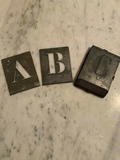 Alfabetiere e numeri in lastre