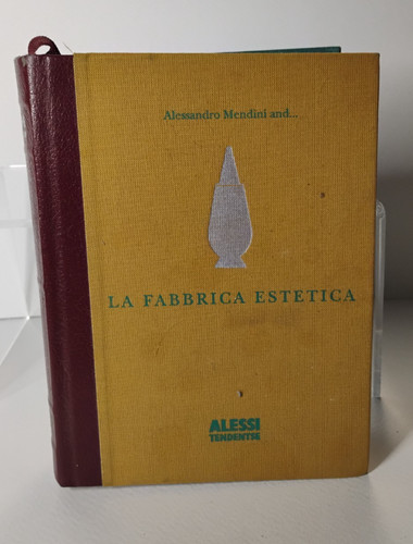 Fabbrica estetica vase book - la,