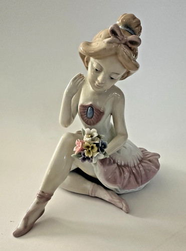 Statuina ballerina seduta