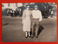 PHOTO FOTO UOMO E DONNA SFONDO AUTO E ATTIVITA' 1940 - 50 C.   ( F 23 )