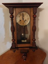 Antico orologio a pendolo da