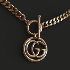 Collana con ciondolo bottoni