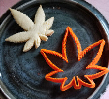 Formina tagliabiscotti marijuana cookie cutter pasta di zucchero