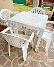 Set di tavolo e 4 sedie da giardino