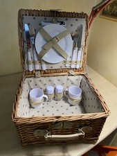 valigia inglese da picnic completa di posate, piatti e tutto l’occorrente 