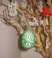 Uovo da appendere fatto a mano ad uncinetto, colore verde-Decoro uovo di Pasqua 