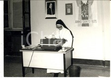 1975 ROMA ANNO SANTO Suora al lavoro presso l'ufficio archivio *Foto 18x13
