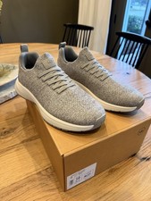 Nuove scarpe sneaker Peter