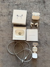 Apple AirPods Pro con wireless charging case