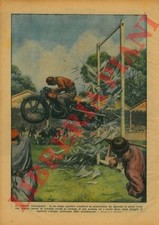 0-22913 - Motociclista spacca in piena corsa una grande lastra di cristallo ed