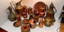 Collezione di vecchi e originali oggetti in rame brocche vasi teiera caffettiera