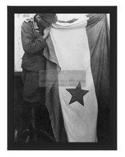 SOLDATO TEDESCO CON PARTIGIANI