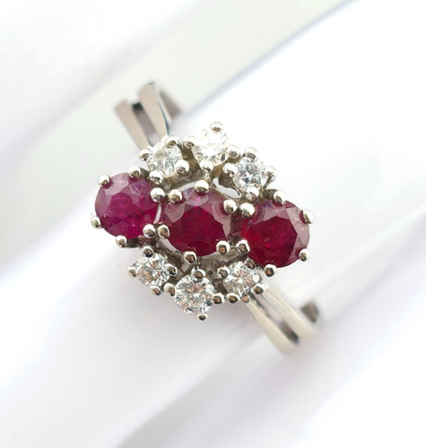 Elegante anello rubino