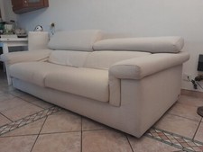 divano 3 posti usato colore beige buono stato lunghezza metri 2,20.