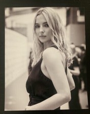 Jodie Comer guardando la