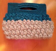 Borsa a mano pochette in tessuto beige e blu petrolio fatta a mano all'uncinetto