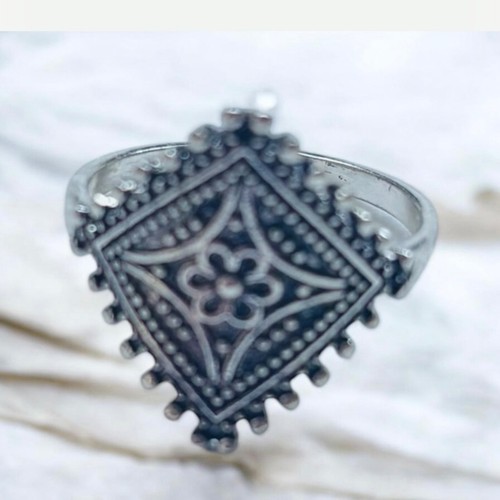 Anello vintage metallo ornato