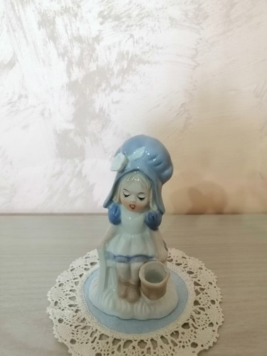 Vecchia statuetta - , in