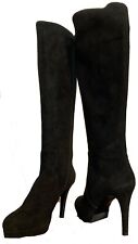 Elegant woman suede knee-high boots. Stivali eleganti da donna in camoscio.