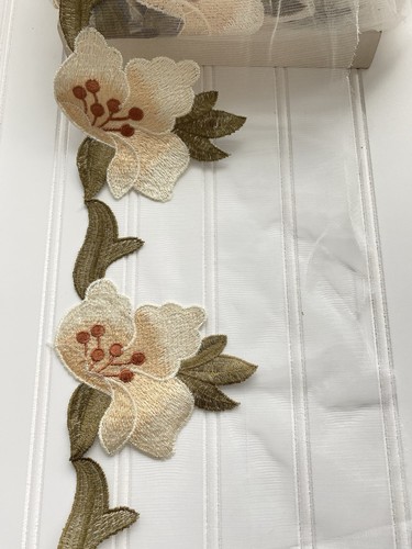 Bordo decorativo ricamato