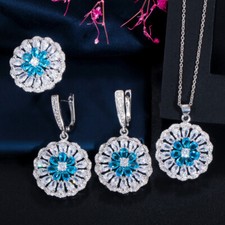 Collana con ciondolo fiore blu