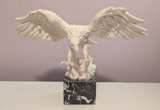 Scultura in alabastro aquila