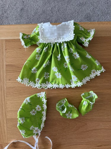 Vestito per bambole fatto - , a