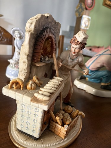 Capodimonte statuina - , in