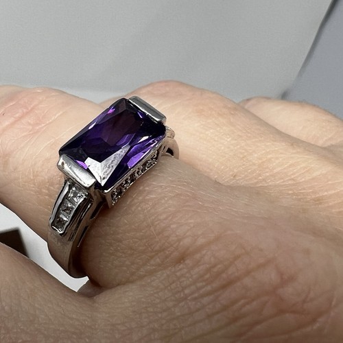 Anello viola scintillante