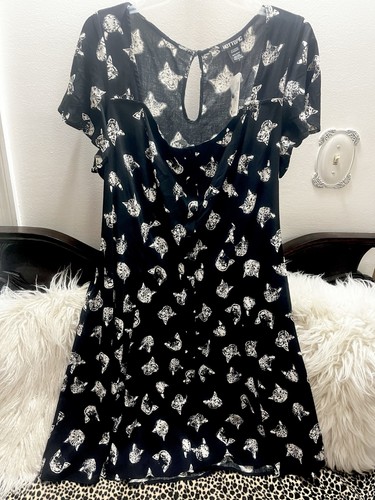 Hot topic cat print - hot, button