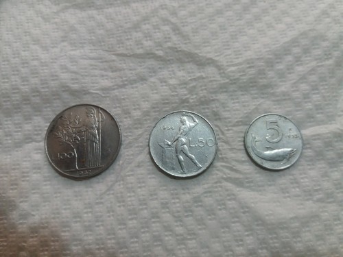 Tre monete italiane una - tre,