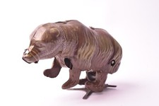 Giocattolo antico. Adam, orso mercantile, Kiem Germania Tole litografato. Cir...