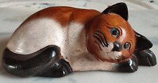 Gatto sdraiato statuetta in legno fatta e dipinta a mano. Statuetta Animali.