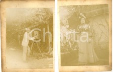 1900 ca MILANO Donna in giardino - Fotografo al cavalletto - 2 foto VINTAGE