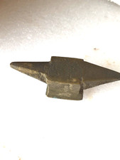 Piccola incudine in ottone massiccio  anni 60. Decorativa o forse per orafi