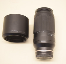 Obiettivo Tamron 70-300 mm f/4.5-6.3 Di III RXD per Sony attacco E con cappuccio e copriobiettivo