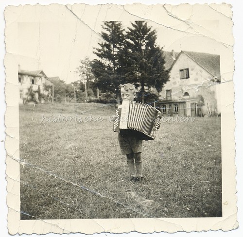 Ragazzo con fisarmonica - , di