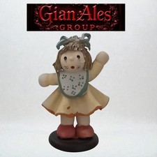 Statuina bambina spaventa - di,